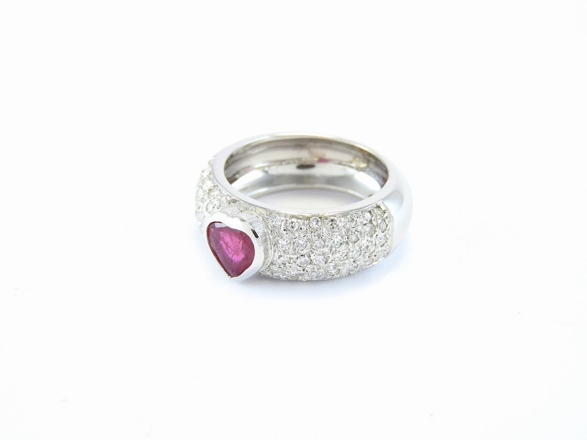 Anello a Fascia in Oro Bianco, Diamanti e Rubino