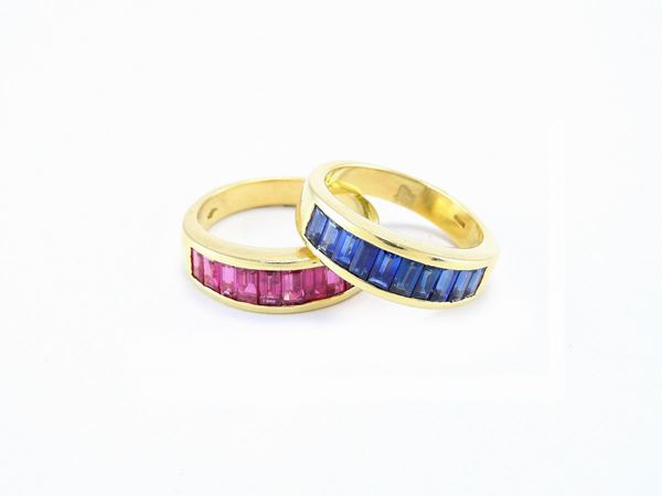 Coppia di anelli in oro giallo, rubini e zaffiri
