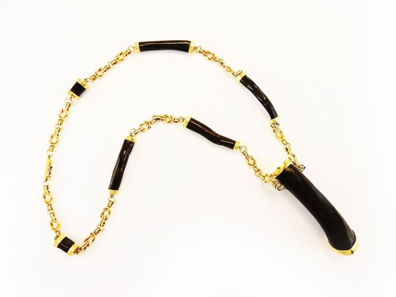 Collana in Oro Giallo e Corallo Nero