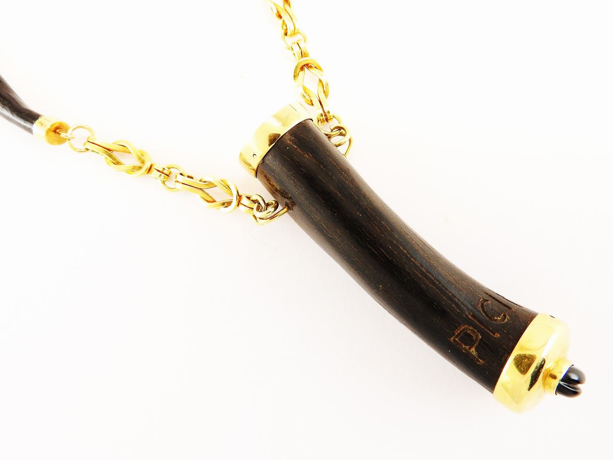 Collana in Oro Giallo e Corallo Nero