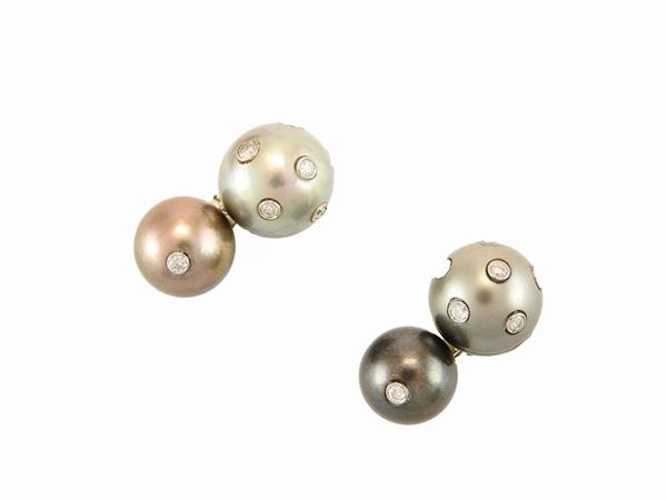 White gold ladies cuff-links with diamonds and Tahiti gray and black pearls