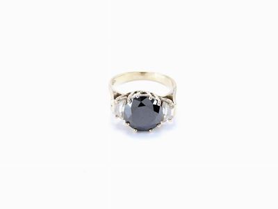 Anello in Oro Bianco con Diamante Nero e Diamanti Incolori