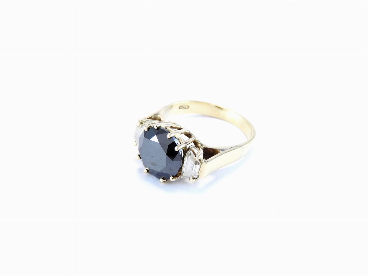 Anello in Oro Bianco con Diamante Nero e Diamanti Incolori