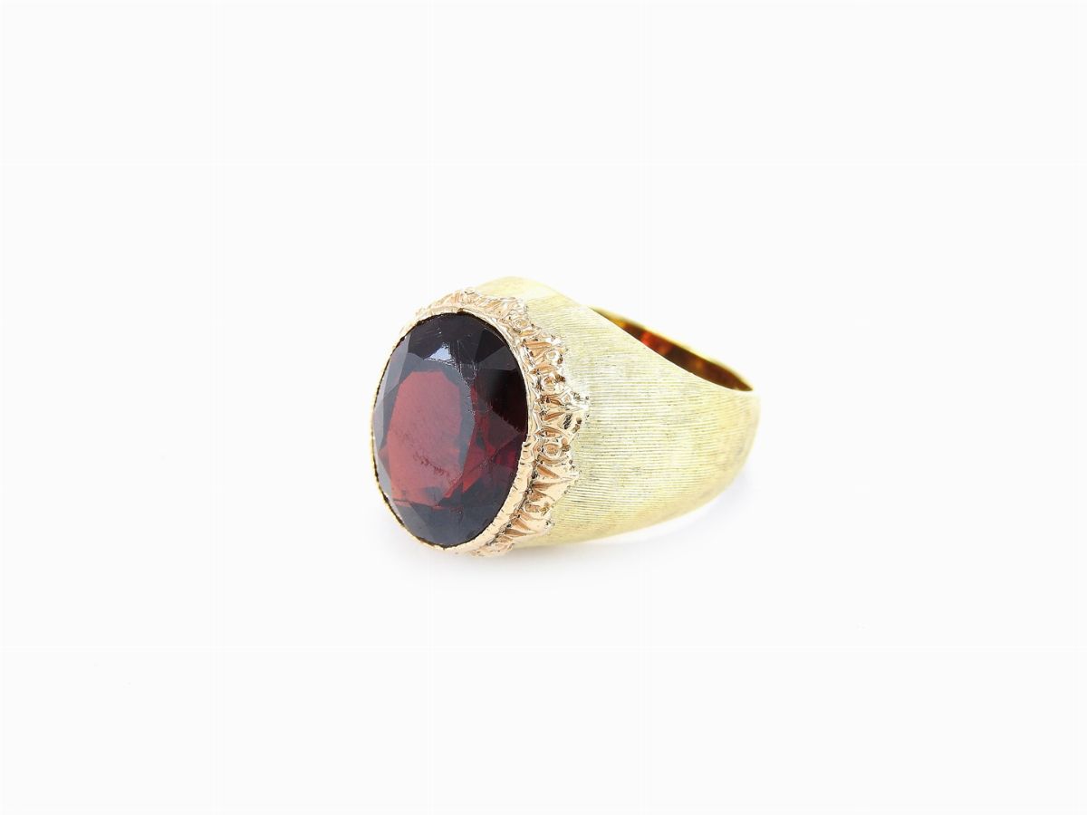 Anello Musone Buccellati in Oro Giallo con Zircone Rosso Bruno