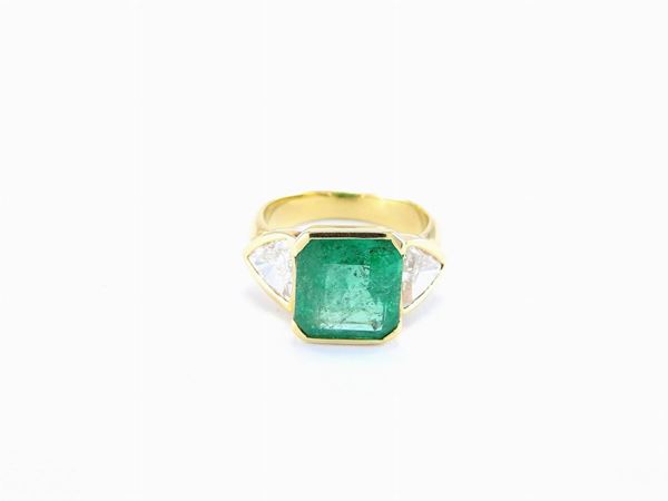 Yellow gold ring with emerald and diamonds