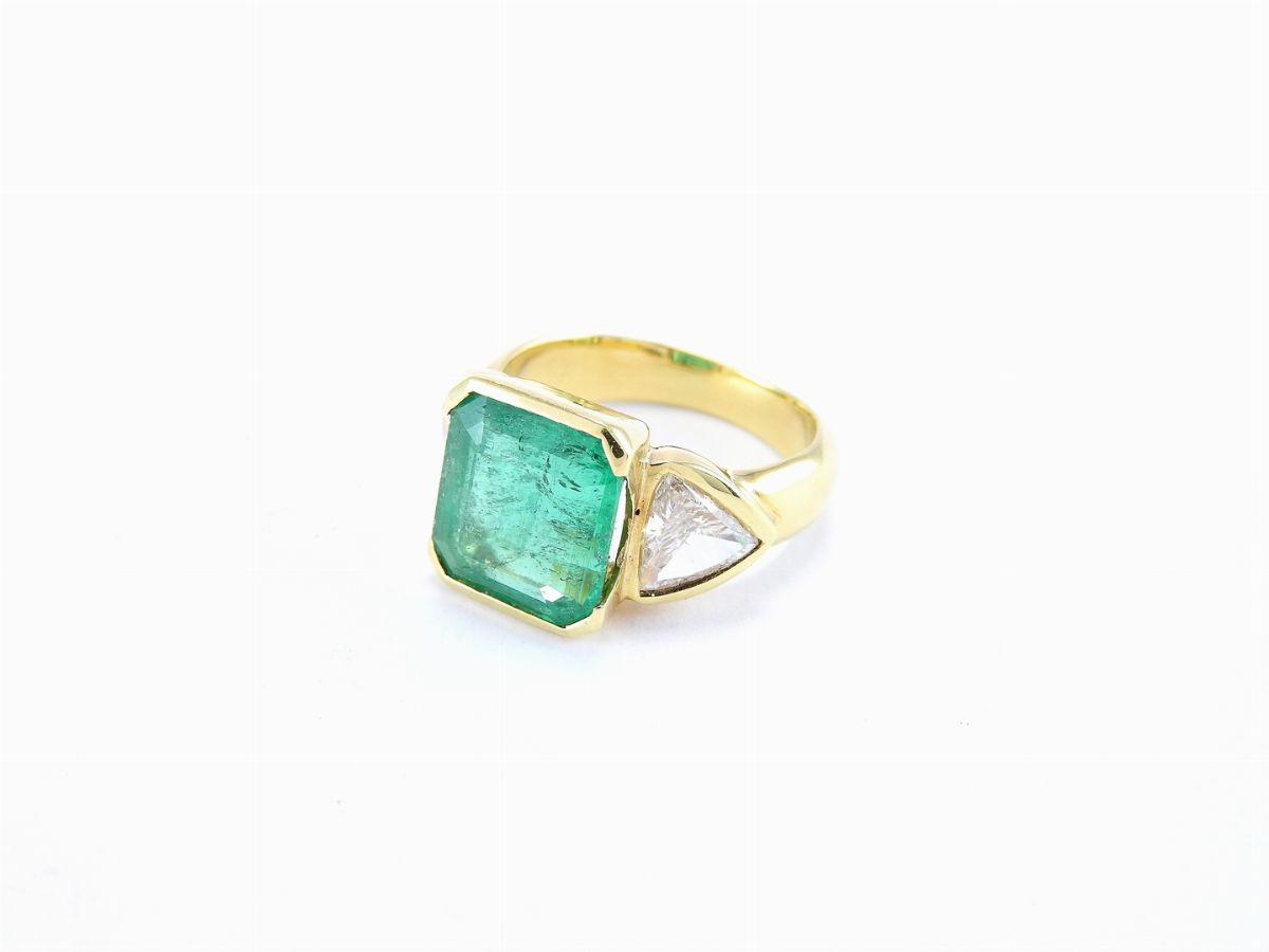 Anello in Oro Giallo con Smeraldo e Diamanti
