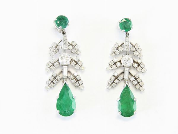 White gold ear pendants with emeralds and diamonds
