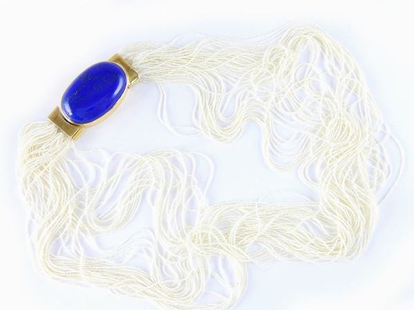39 strands micropearls necklace with yellow gold and lapis lazuli clasp