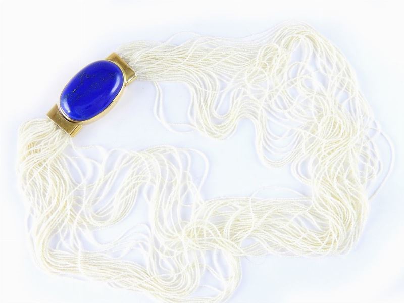 Collana di 39 Fili di Microperle con Fermezza in Oro Giallo e Lapislazzuli
