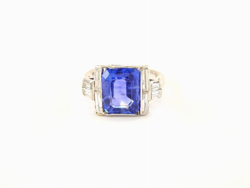 Anello in Platino con Zaffiro Naturale e Diamanti