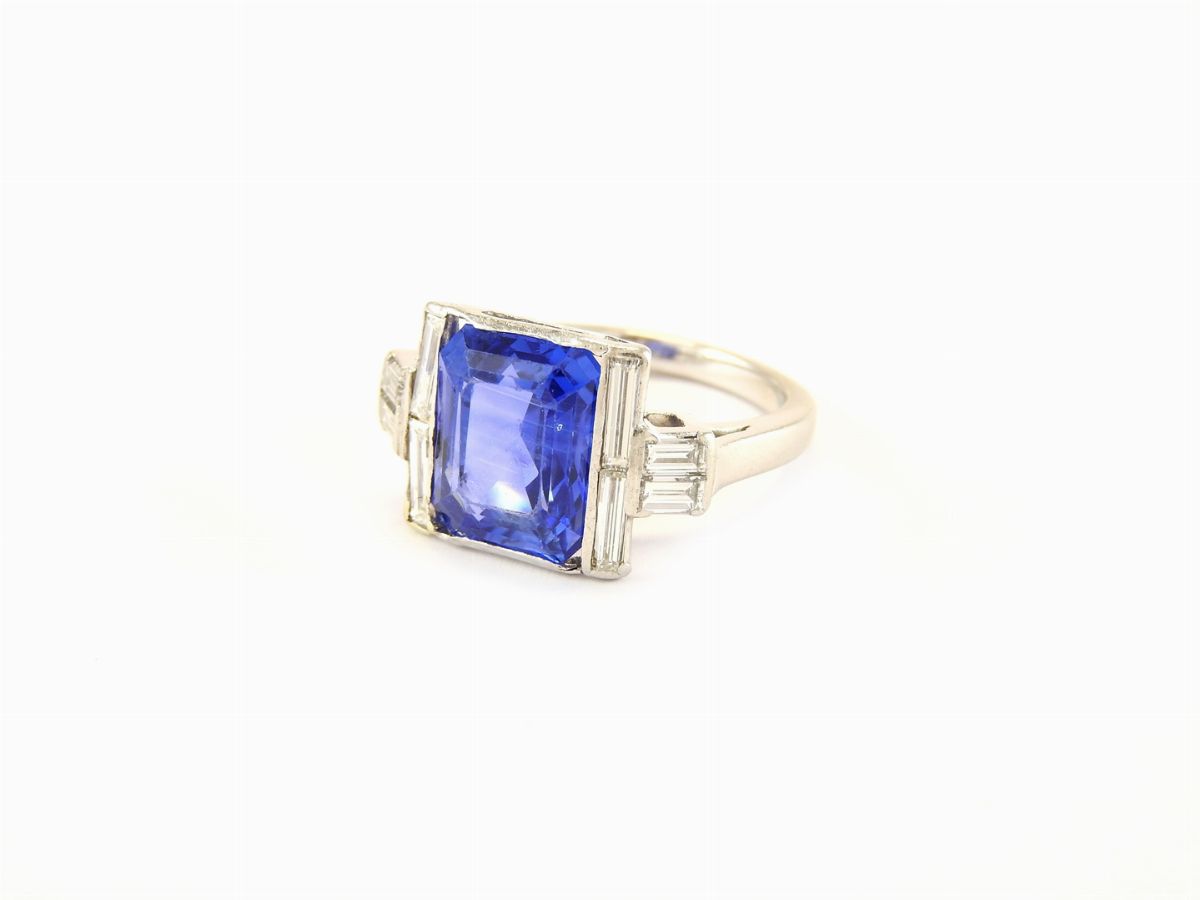 Anello in Platino con Zaffiro Naturale e Diamanti