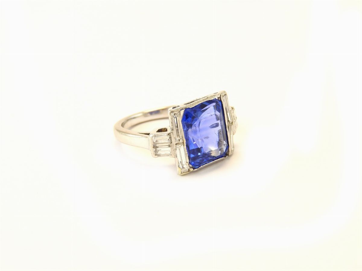 Anello in Platino con Zaffiro Naturale e Diamanti