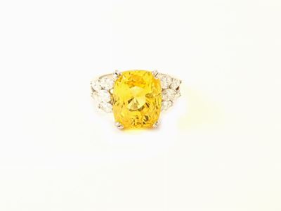 Anello in Oro Bianco con Diamanti e Zaffiro Giallo Naturale