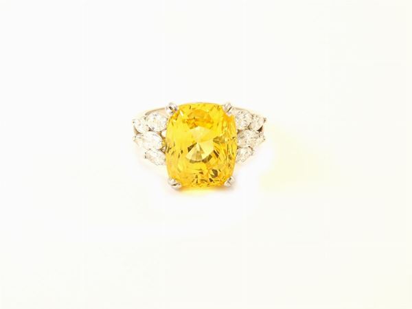 Anello in oro bianco con diamanti e zaffiro giallo naturale