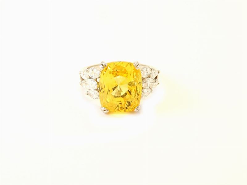 Anello in Oro Bianco con Diamanti e Zaffiro Giallo Naturale