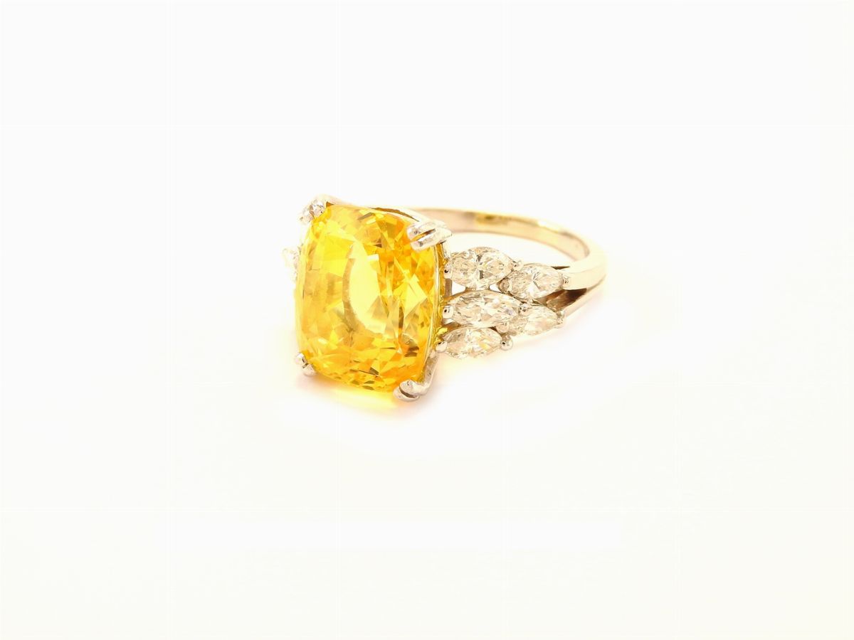 Anello in Oro Bianco con Diamanti e Zaffiro Giallo Naturale