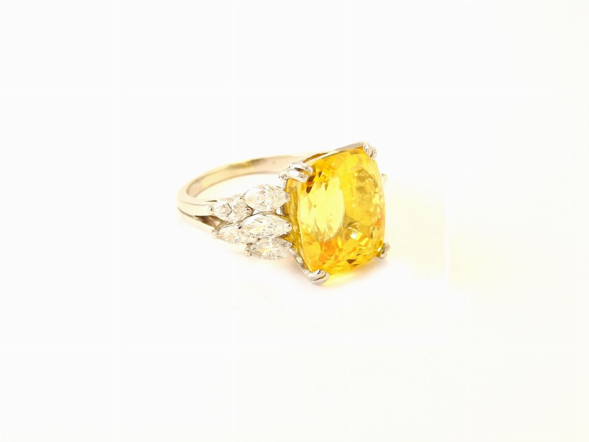 Anello in Oro Bianco con Diamanti e Zaffiro Giallo Naturale