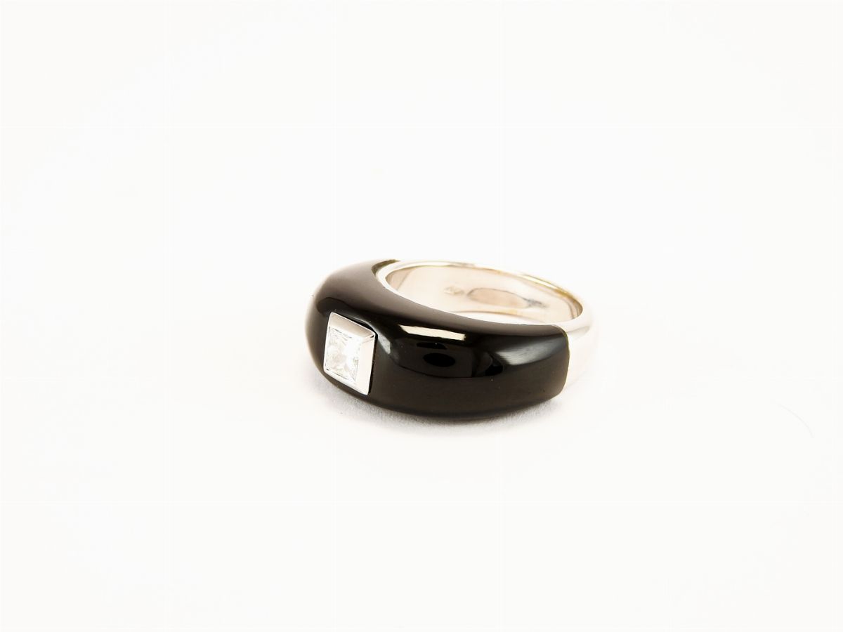Anello Bombato in Oro Bianco, Diamante e Onice