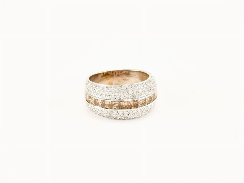 Anello a Fascia in Oro Bianco Diamanti Incolori e Brown