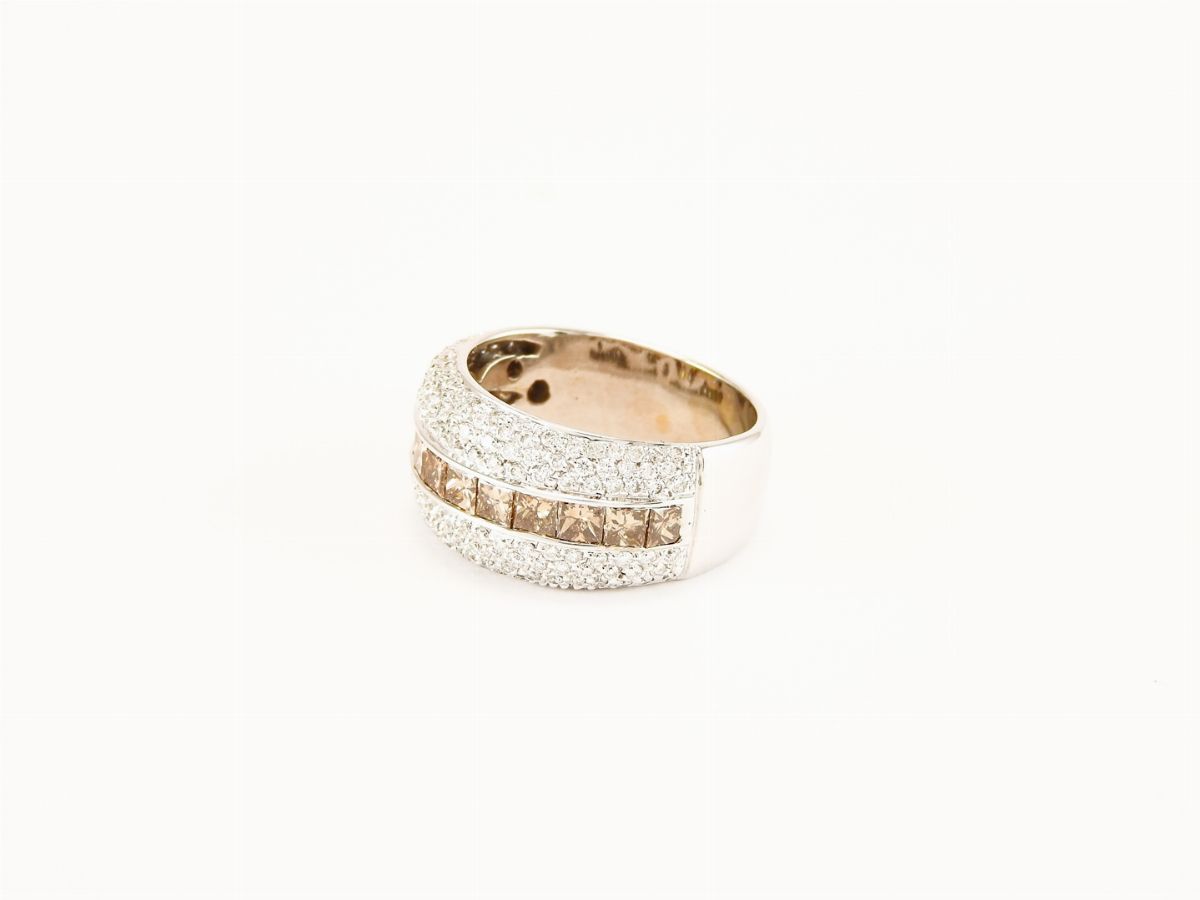 Anello a Fascia in Oro Bianco Diamanti Incolori e Brown