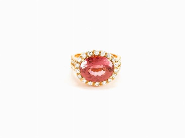 Yellow gold daisy ring with diamonds and pink tourmaline