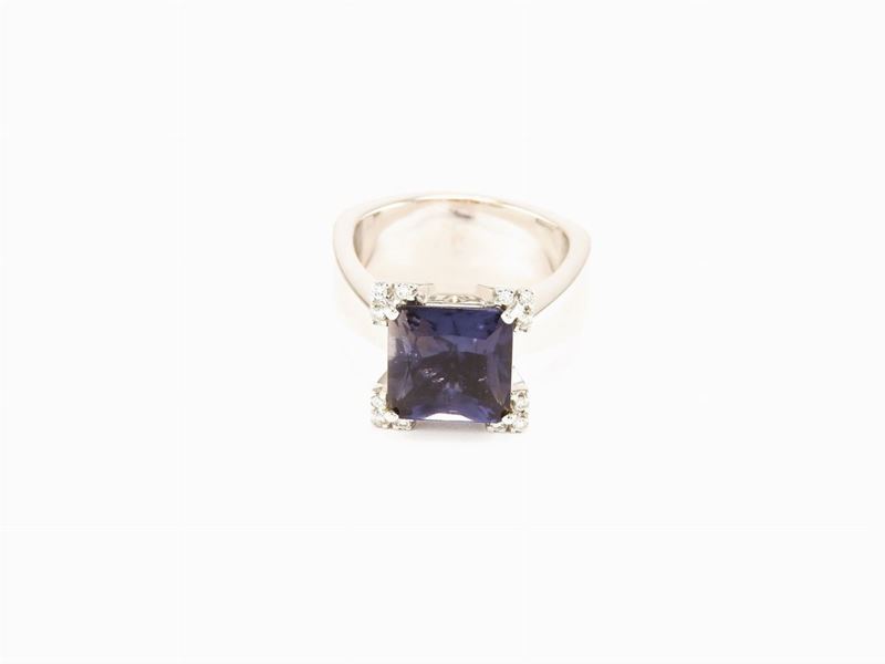 Anello in Oro Bianco, Diamanti e Iolite