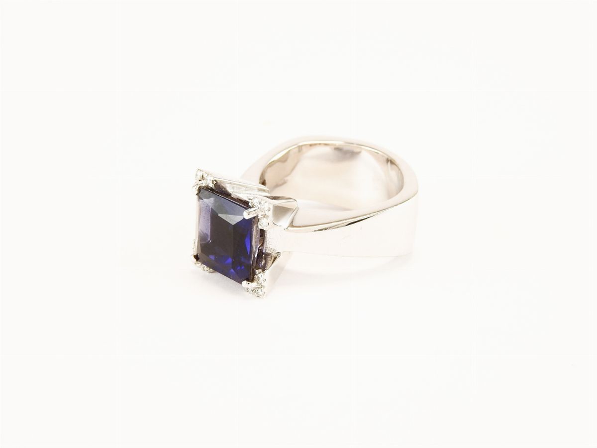 Anello in Oro Bianco, Diamanti e Iolite