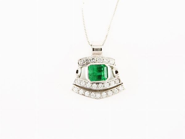 Pendant with diamonds and emerald with white gold box links small chain