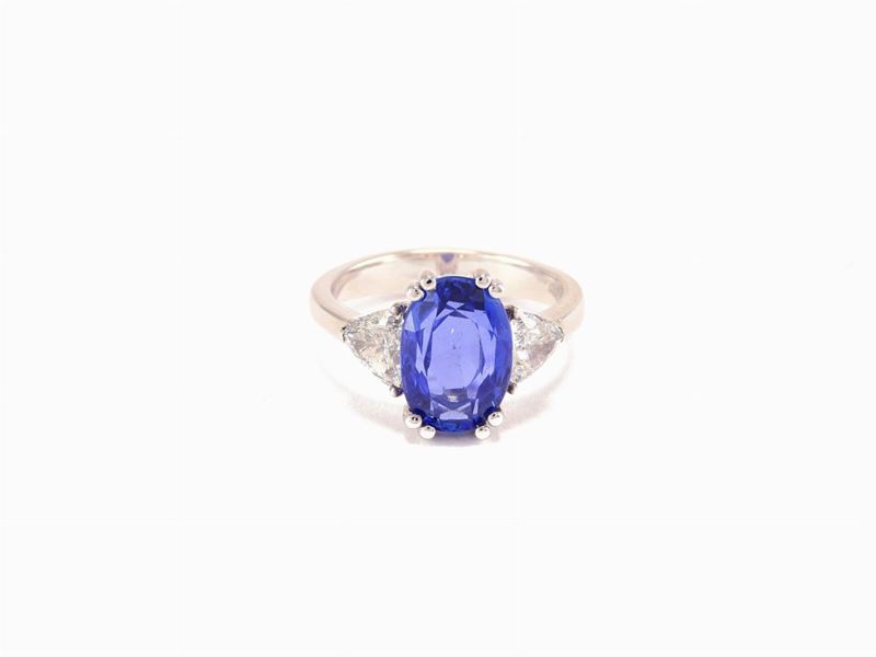 Anello in Oro Bianco con Diamanti e Zaffiro Naturale