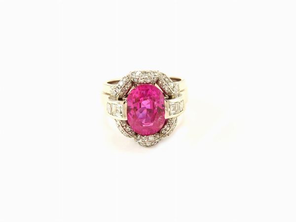 Anello in platino con diamanti e zaffiro rosa naturale