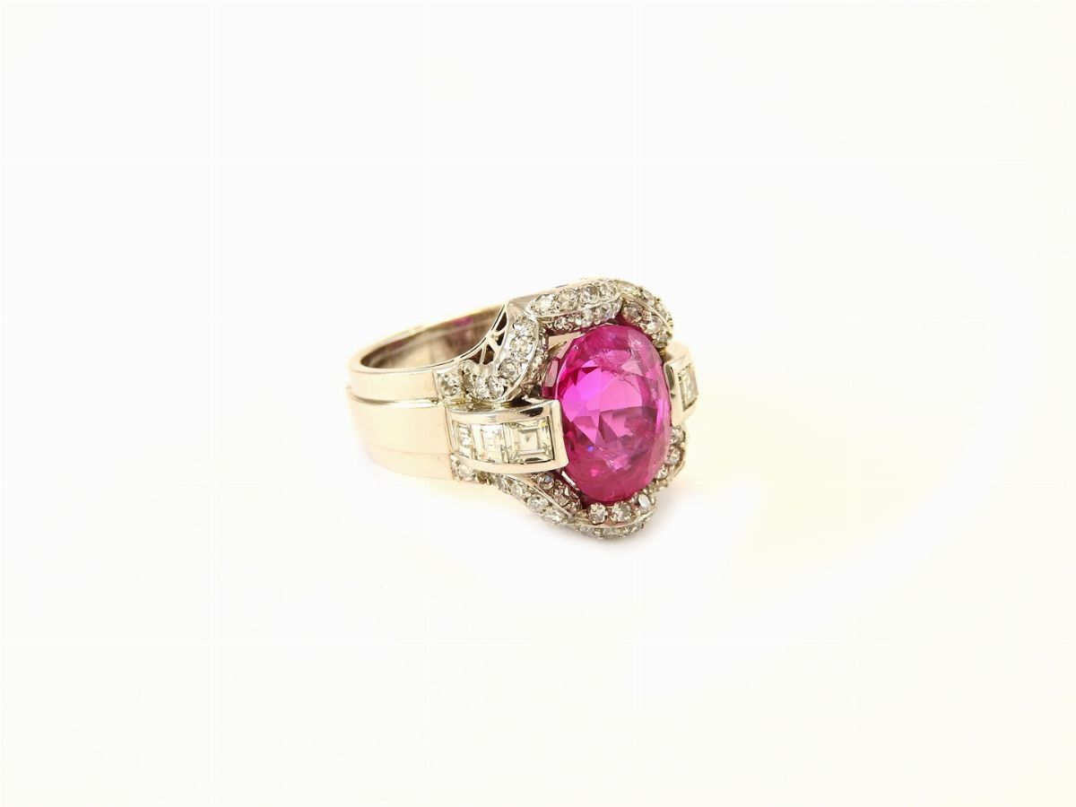 Anello in Platino con Diamanti e Zaffiro Rosa Naturale