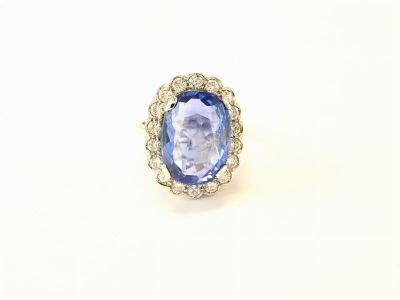 Anello a Margherita in Oro Bianco, Diamanti e Zaffiro Naturale