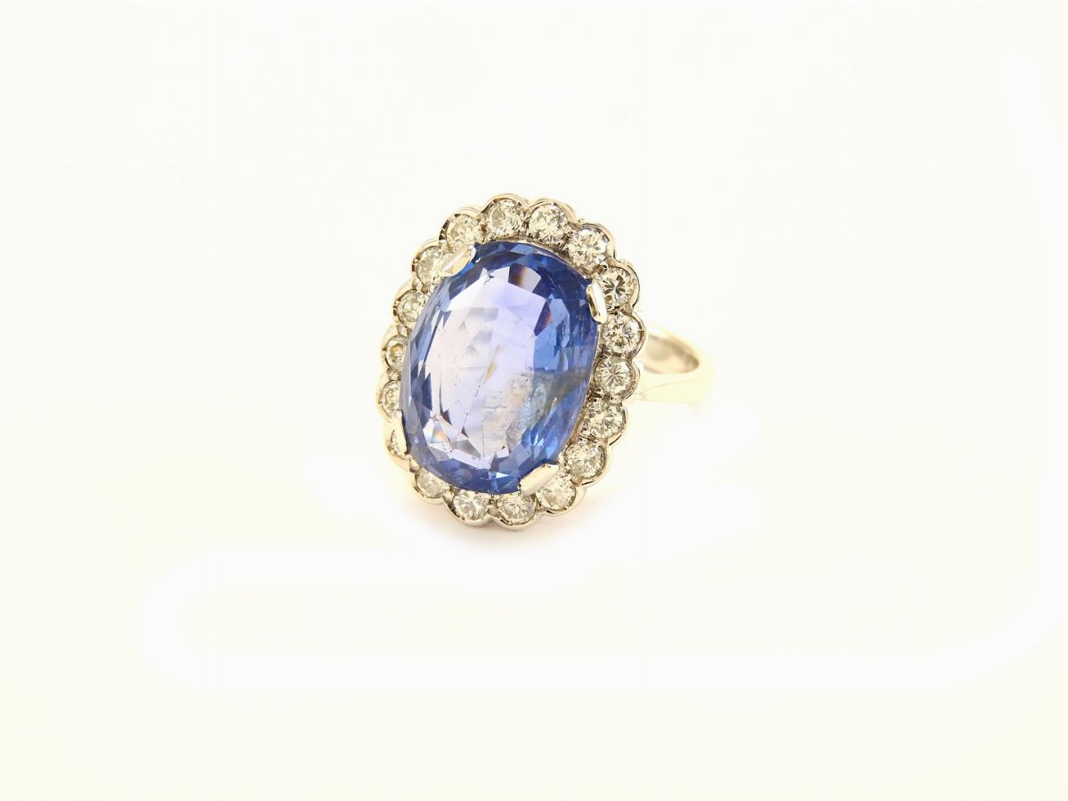 Anello a Margherita in Oro Bianco, Diamanti e Zaffiro Naturale