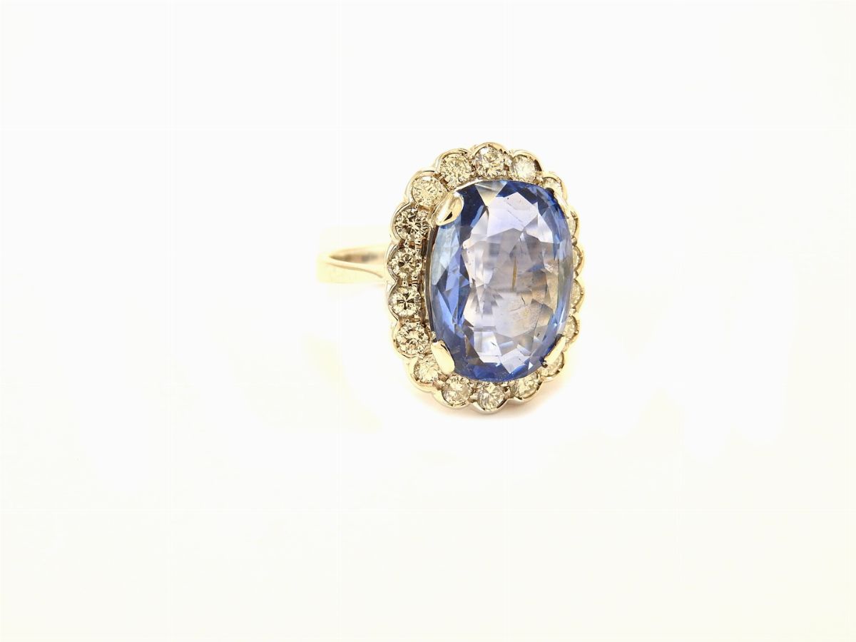Anello a Margherita in Oro Bianco, Diamanti e Zaffiro Naturale