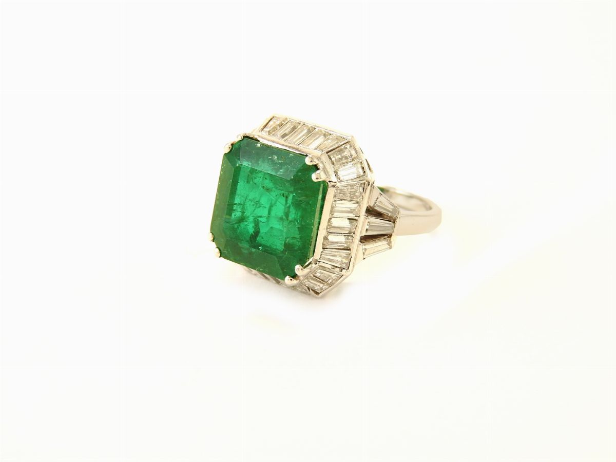 Anello Duranti in Platino con Diamanti e Smeraldo Colombiano Vecchia Mimiera