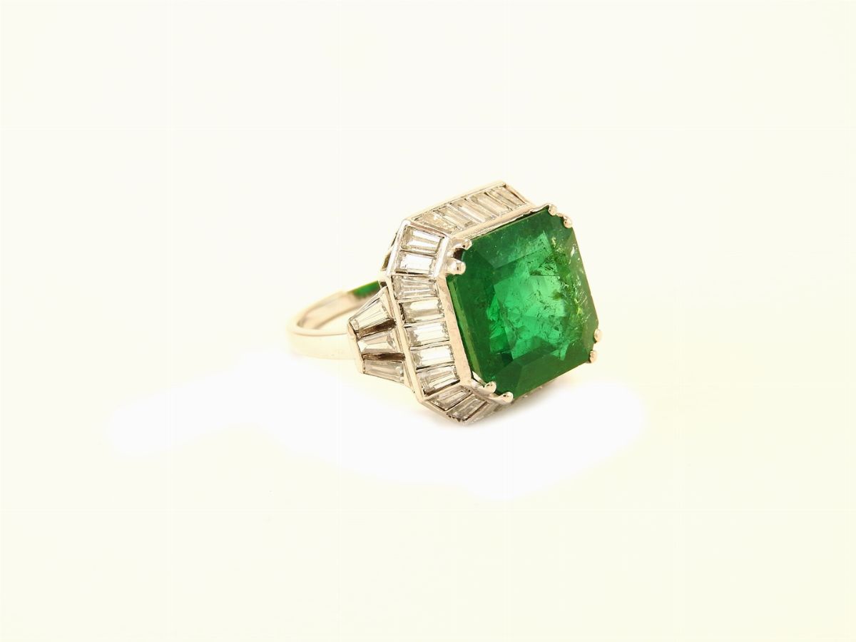Anello Duranti in Platino con Diamanti e Smeraldo Colombiano Vecchia Mimiera