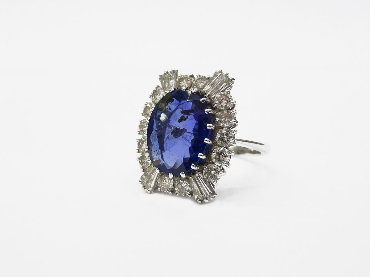 Anello in Oro Bianco con Diamanti e Zaffiro Naturale
