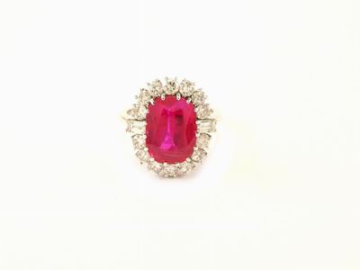 Anello a Margherita in Oro Bianco, Diamanti e Rubino Naturale Birmano