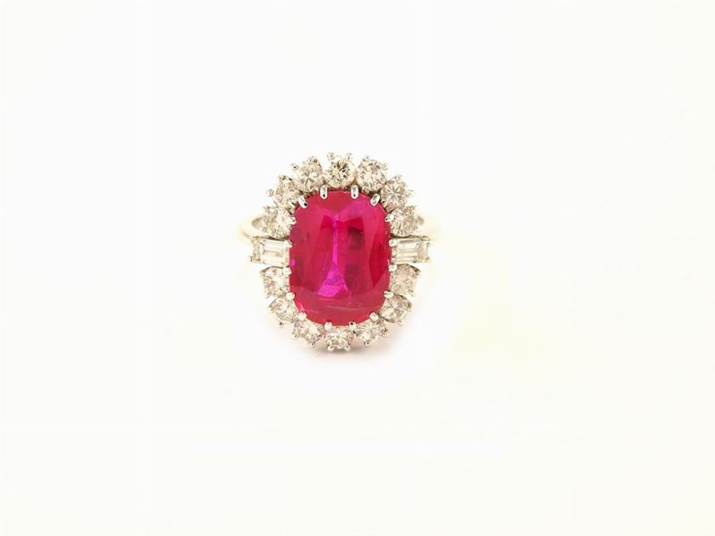 Anello a Margherita in Oro Bianco, Diamanti e Rubino Naturale Birmano