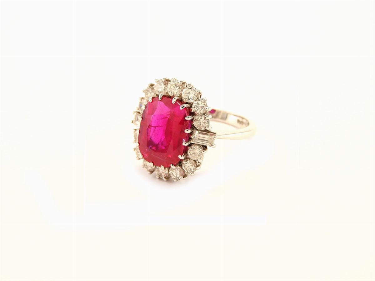 Anello a Margherita in Oro Bianco, Diamanti e Rubino Naturale Birmano