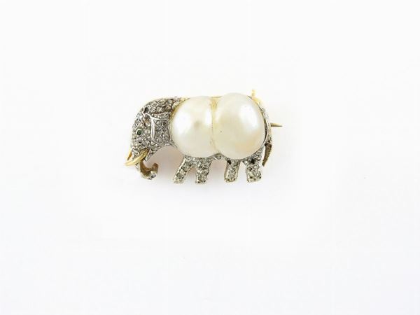 White and yellow gold animalier-shaped brooch with diamonds and likely natural baroque shaped pearl