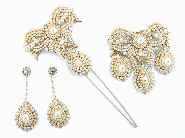 Set of yellow gold two brooches and earrings with natural pearls