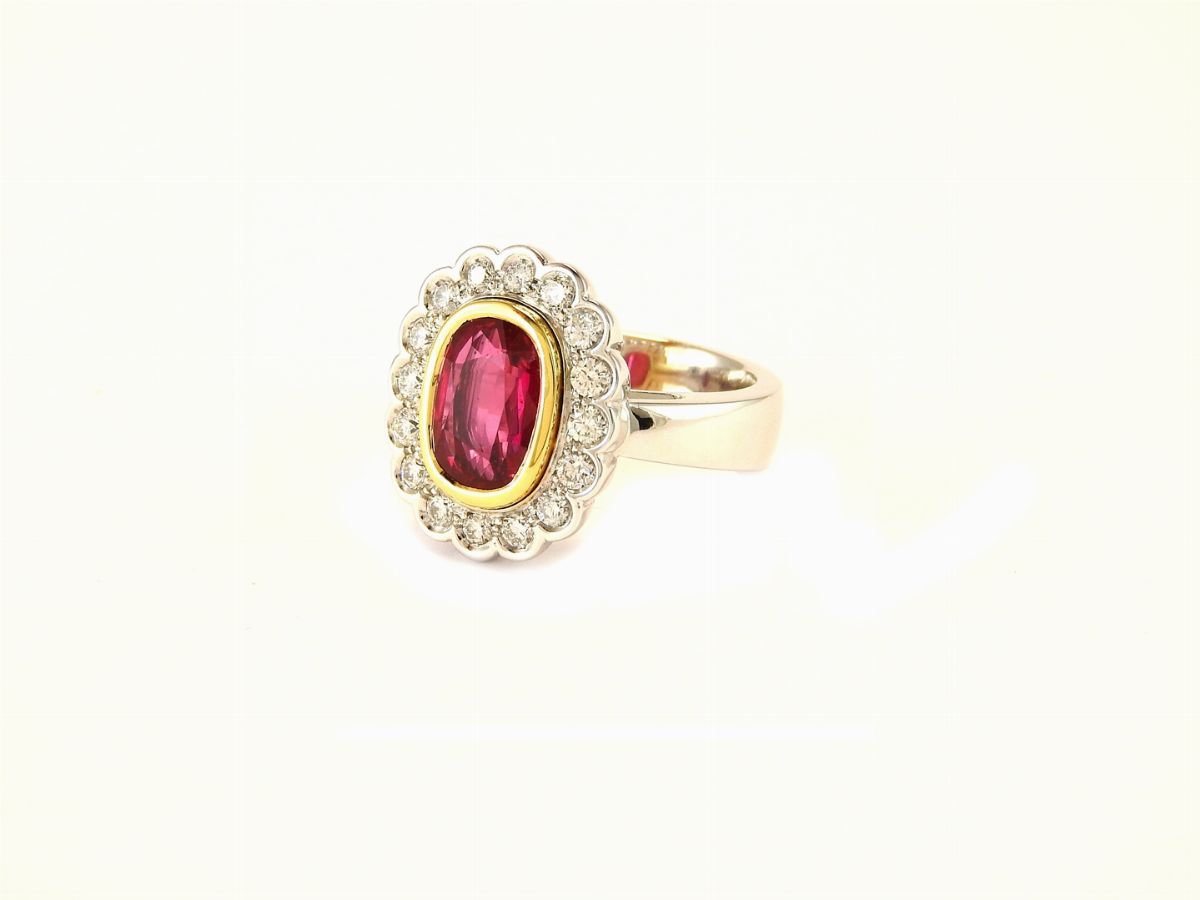 Anello a Margherita in Oro Bianco e Giallo, Diamanti e Rubino Naturale