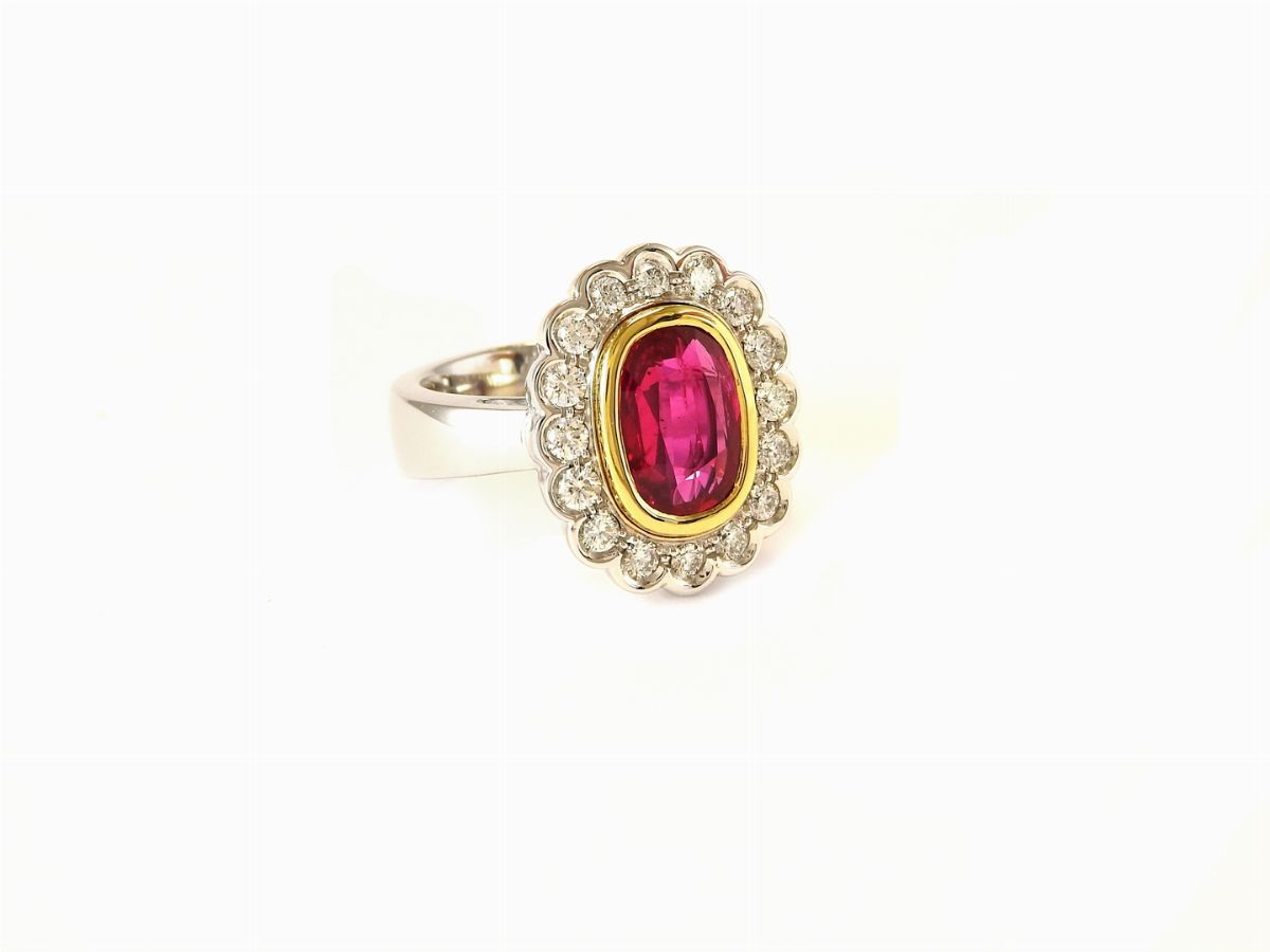 Anello a Margherita in Oro Bianco e Giallo, Diamanti e Rubino Naturale