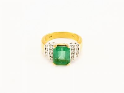 Anello in Oro Giallo con Diamanti e Smeraldo