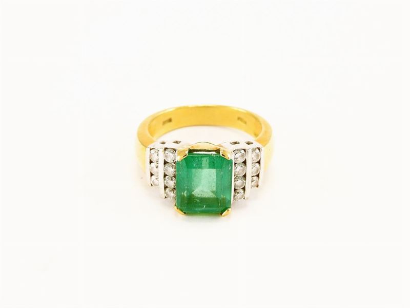 Anello in Oro Giallo con Diamanti e Smeraldo