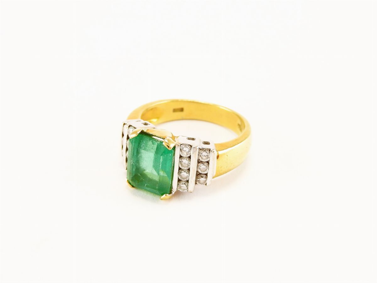 Anello in Oro Giallo con Diamanti e Smeraldo
