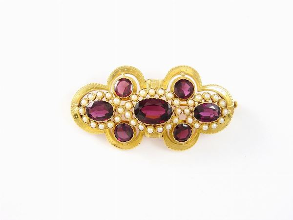 Yellow gold brooch with rhodolite garnets and half pearls