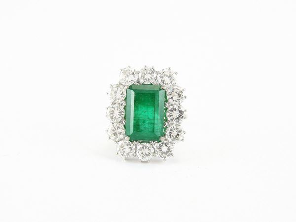 White gold daisy ring with diamonds and emerald