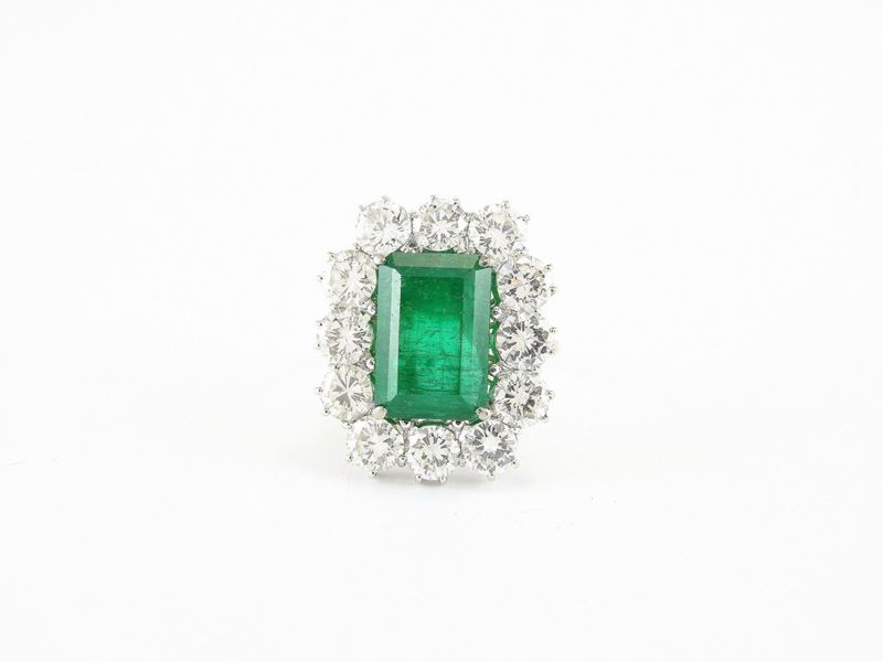 Anello a Margherita in Oro Bianco con Diamanti e Smeraldo
